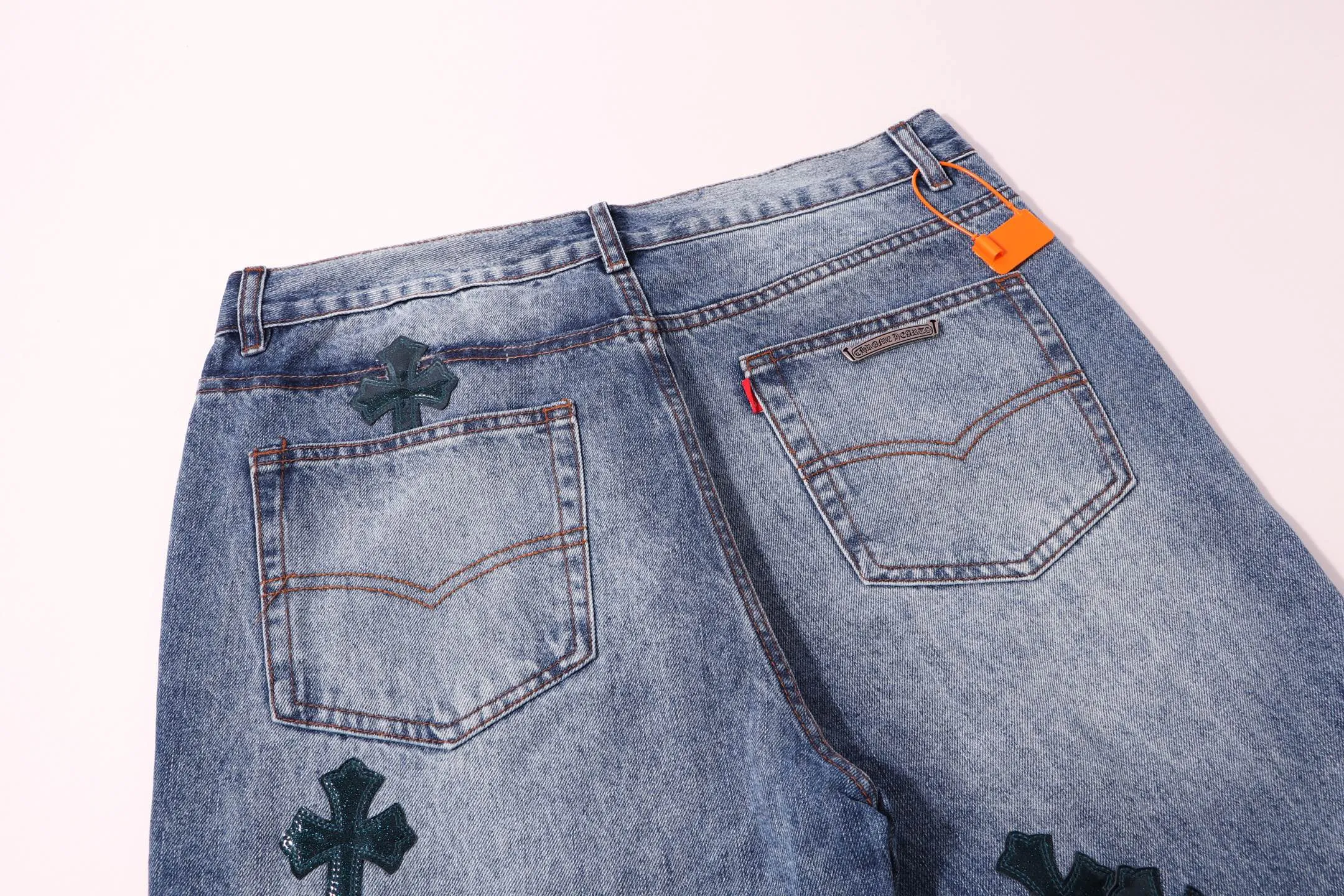 P280 model number: H27 Croxin & 𝐂𝐡𝐫𝐨𝐦𝐞 𝐇𝐞𝐚𝐫𝐭 ss25 blue pants starry sky ripped button jeans. Styles with different wash textures are very friendly to people with thin legs. The slightly flared version perfectly modifies the leg shape. The timeless and moderate length makes it easy to match and match. It is the basis for various styles and is a must-have in your wardrobe! The fabric is stiff but also makes the upper body soft without losing texture. The washing process is even more perfect. It is a must-have item for everyone! ! ! Washed wheat, hang tag, pants label, three labels complete Color: blue Size: 28-30-32-34-36